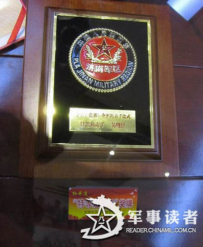 吴晓臣获得的“全军特等狙击手”奖牌被放进营荣誉室(傅 刚 陈 宁 刘迎军 庞文华 摄影报道) 吴晓臣获得的“全军特等狙击手”奖牌被放进营荣誉室(傅 刚 陈 宁 刘迎军 庞文华 摄影报道)