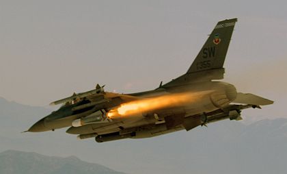 F-16ս��������AGM-65�նԵص���������ͼ��