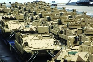 一批“布雷德利”步兵战车运抵韩国釜山港。 一批“布雷德利”步兵战车运抵韩国釜山港。