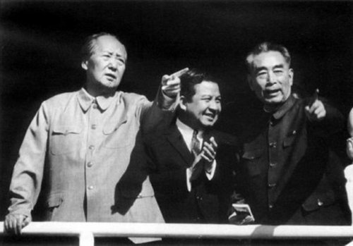 1970年5月,毛泽东(左)、周恩来(右)与西哈努克亲王(中)在天安门城楼。 1970年5月,毛泽东(左)、周恩来(右)与西哈努克亲王(中)在天安门城楼。