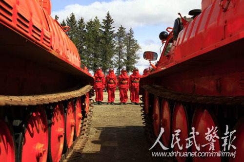 官兵在靠前驻防地进行列队。图片来源:人民武警报 官兵在靠前驻防地进行列队。图片来源:人民武警报