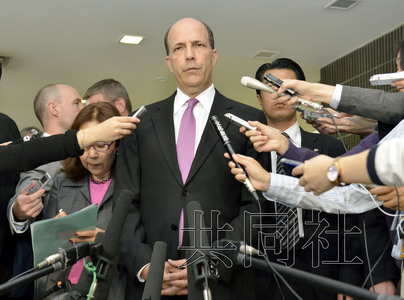 10月17日上午,美国驻日大使鲁斯在东京会晤日本外务副大臣吉良州司,就驻冲绳美军士兵涉嫌集体强奸致伤被捕一事发表声明表示了忧虑。(共同社) 10月17日上午,美国驻日大使鲁斯在东京会晤日本外务副大臣吉良州司,就驻冲绳美军士兵涉嫌集体强奸致伤被捕一事发表声明表示了忧虑。(共同社)