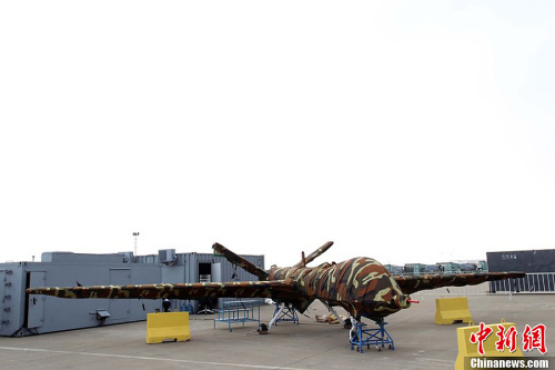 曾在前两届珠海航展上展出模型的翼龙无人机,在今年航展上以实物参展。11月8日,该机已经组装完毕停放在展坪上。该款无人机由中航工业旗下成都飞机设计研究所研制,该机装有一台100马力活塞发动机,具备全自主平轮式起降和飞行能力,最大起飞重量达1100公斤,最大续航时间为20个小时,可携带各种侦察、激光照射/测距、电子对抗设备及小型空地打击武器,可执行监视、侦查及对地攻击任务等任务,也可用于维稳、反恐、边界巡逻等。钟凡 摄 图片来源:CFP视觉中国 曾在前两届珠海航展上展出模型的翼龙无人机,在今年航展上以实物参展。11月8日,该机已经组装完毕停放在展坪上。该款无人机由中航工业旗下成都飞机设计研究所研制,该机装有一台100马力活塞发动机,具备全自主平轮式起降和飞行能力,最大起飞重量达1100公斤,最大续航时间为20个小时,可携带各种侦察、激光照射/测距、电子对抗设备及小型空地打击武器,可执行监视、侦查及对地攻击任务等任务,也可用于维稳、反恐、边界巡逻等。钟凡 摄 图片来源:CFP视觉中国