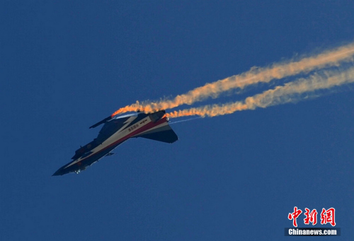 八一飞行表演队珠海献技 八一飞行表演队珠海献技