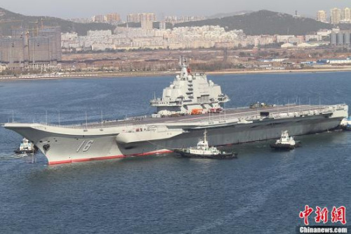 10月30日10时20分,中国航母“辽宁舰”停靠在辽宁省大连港码头,完成了其正式交接入役后的首次出海。图为“辽宁舰”在拖船的簇拥下驶向大连港码头。<a target='_blank' href='http://www.chinanews.com/'>中新社</a>发 宋太盛 摄 10月30日10时20分,中国航母“辽宁舰”停靠在辽宁省大连港码头,完成了其正式交接入役后的首次出海。图为“辽宁舰”在拖船的簇拥下驶向大连港码头。<a target='_blank' href='http://www.chinanews.com/'>中新社</a>发 宋太盛 摄