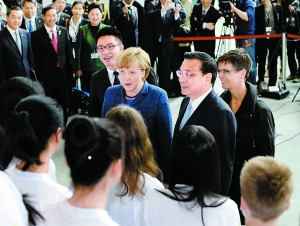 两国总理共同启动了中德语言年活动,促进汉语在德国和德语在中国的传播。在与中国开展教育和科研合作方面,学术领域合作同样具有重要意义,包括提供在两国留学和研究访问奖学金、双边科研项目以及共同设立具有双学位的大学课程等 两国总理共同启动了中德语言年活动,促进汉语在德国和德语在中国的传播。在与中国开展教育和科研合作方面,学术领域合作同样具有重要意义,包括提供在两国留学和研究访问奖学金、双边科研项目以及共同设立具有双学位的大学课程等