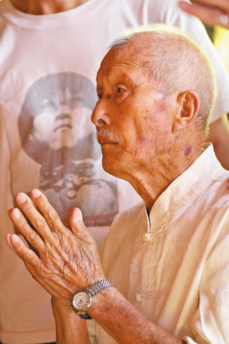 老兵贾善明双手合十祈祷平安 老兵贾善明双手合十祈祷平安