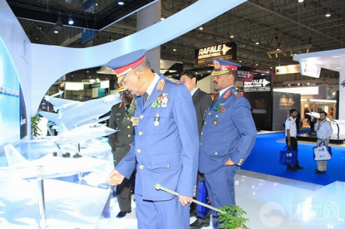 苏丹防长驻足观看中国枭龙猎鹰 苏丹防长驻足观看中国枭龙猎鹰