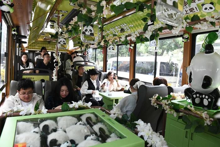 重庆熊猫巴士首发 开启山城“萌趣魔幻”之旅