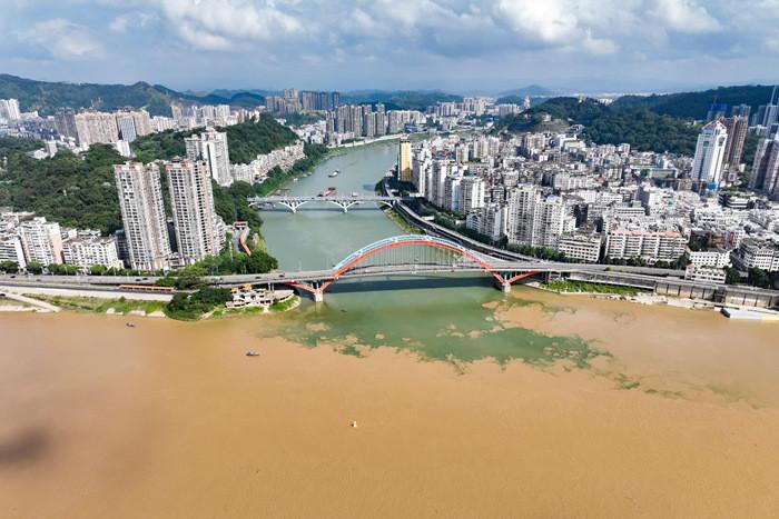 广西梧州：洪峰过后现“鸳鸯江”景象