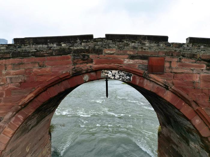 成都“古桥悬剑”经历200多年仍完好保留