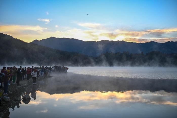 安徽奇墅湖晨雾缥缈 水墨画境引客来