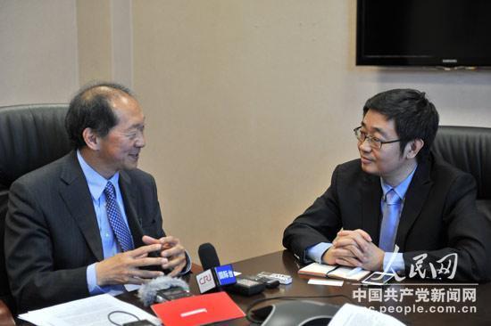 纳扎尔巴耶夫大学校长接受人民日报人民网记者采访。