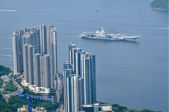 中国人民解放军海军航空母舰山东舰进入香港海域