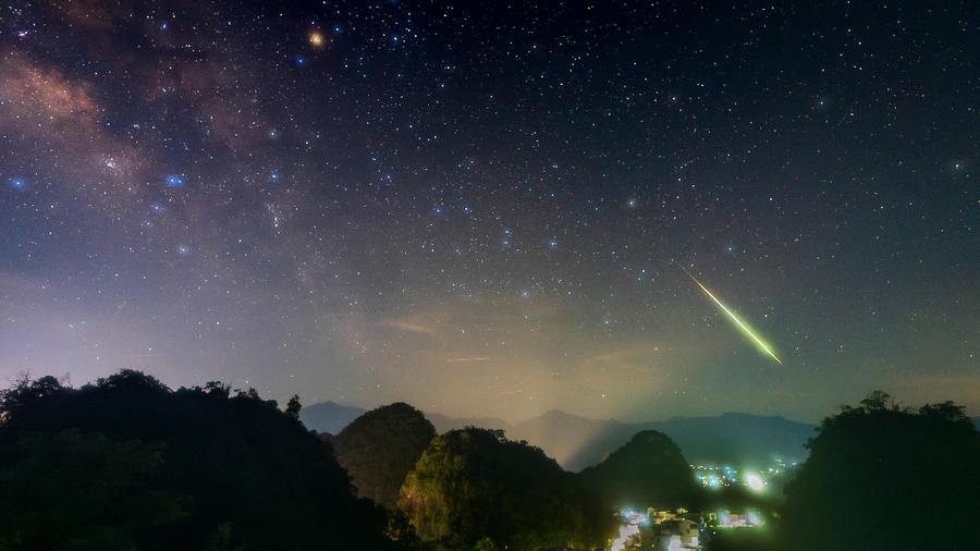 流星划破夜空 点燃仲夏浪漫