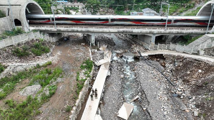 直击承德六道河镇救援现场