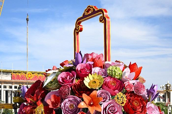 “祝福祖国”花坛在北京天安门广场有序搭建