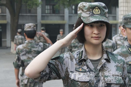 解放军男兵连里的90后女兵为士兵做通思想工作