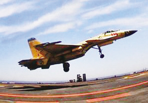 辽宁舰入列后首次出海歼15在航母上超低空飞行