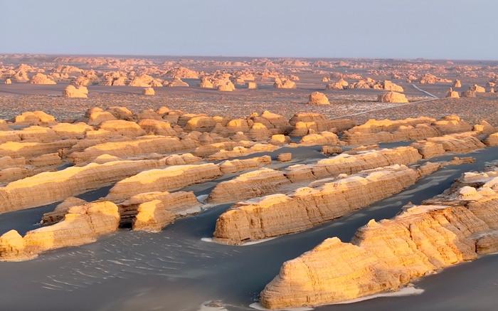 夕阳染金敦煌雅丹更显神秘