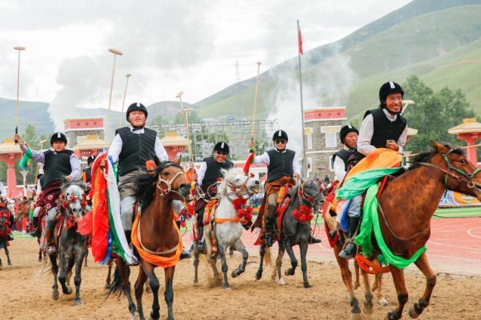 玉树赛马会启幕 马术表演惊艳亮相