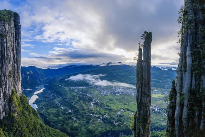 湖北恩施：绝壁画廊 云蒸霞蔚