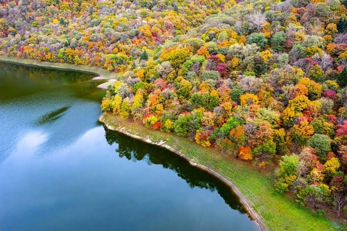 秋染白山湖风景区 彩林宛如大自然的调色盘
