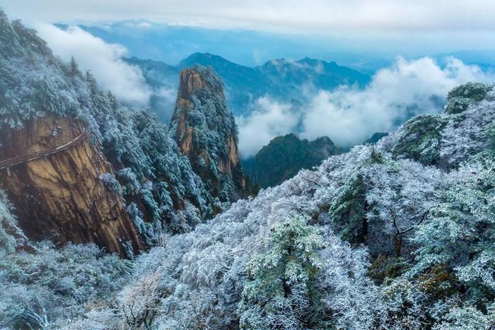 秋色与冬景同框 河南尧山现冰挂雾凇景观