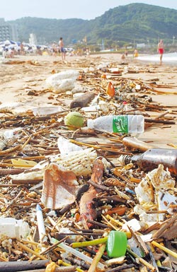 ̨��6.3��ǿ����ʯ����2�ˡ�200�οͱ�����ɽ