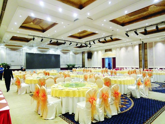 晶刚回门宴之日住所紧闭保安“送”多拨记者(图)